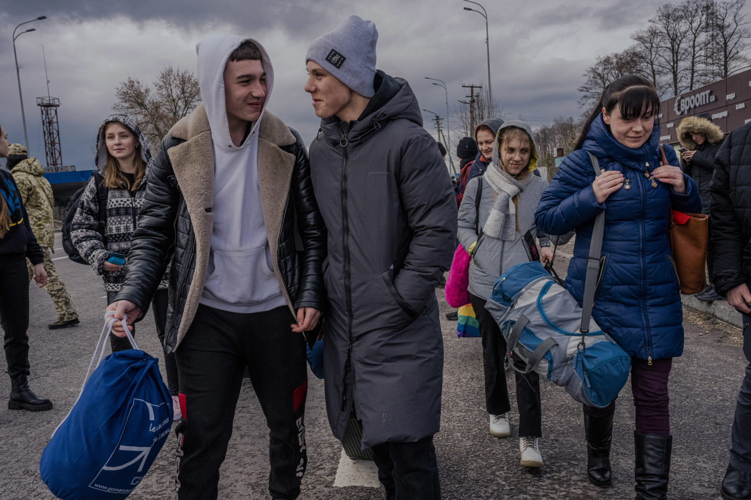 Marec: Artem Hutorov (uprostred) a Maksym Marčenko (druhý zľava) po ceste z Ruska na Ukrajinu. Foto: Daniel Berehulak/New York Times