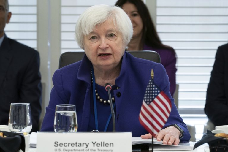 Agentúra Fitch znížila úverový rating Spojených štátov, rozhodnutie kritizuje vláda aj ekonómovia