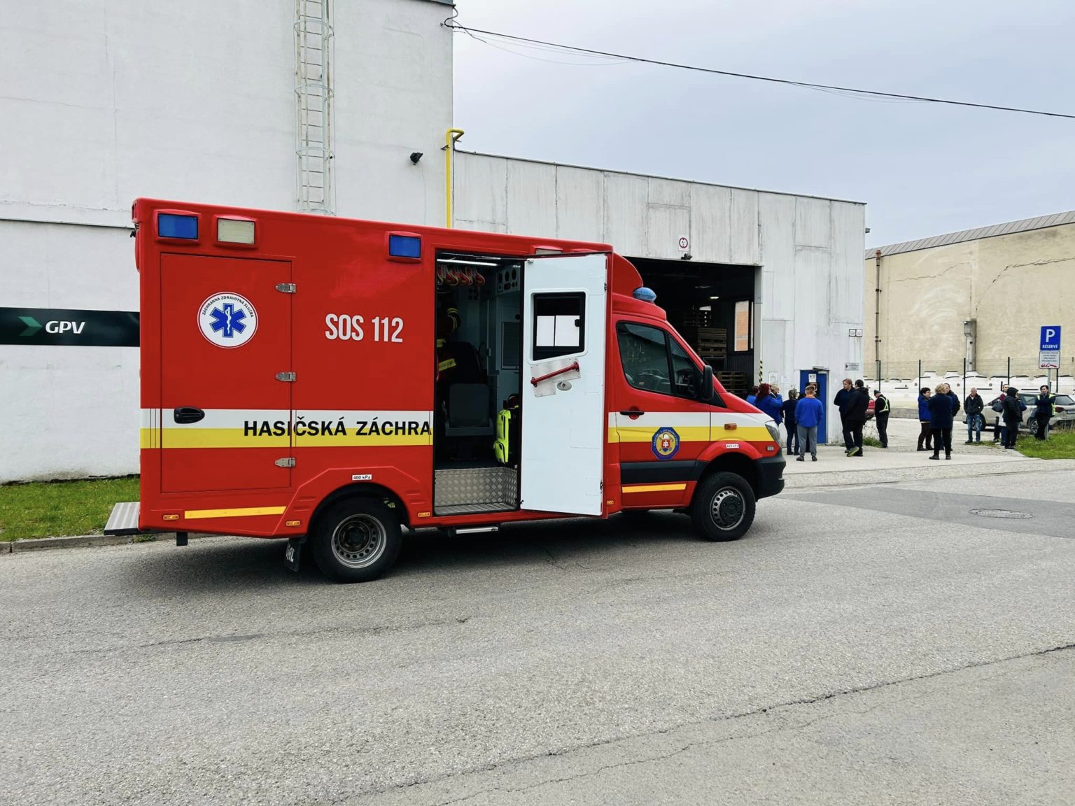 V Dubnici nad Váhom nahlásili bombu. Foto: Polícia SR - Trenčiansky kraj/Facebook