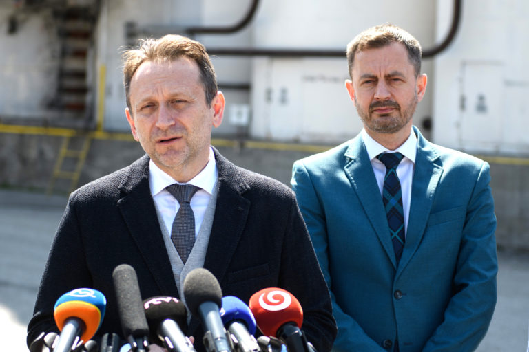 Slovensko nasleduje Poliakov a Maďarov. Vláda zakázala dovoz obilia z Ukrajiny, nie však jeho tranzit