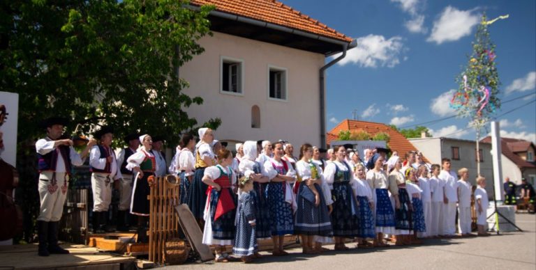 Dedina Poluvsie žila folklórom