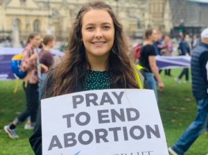 V Spojenom kráľovstve môžete byť zadržaní už aj za modlitbu k Bohu na verejnom mieste