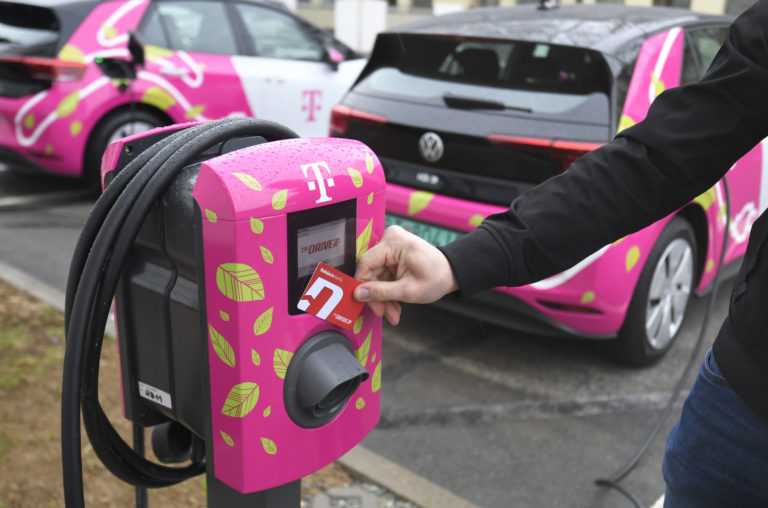 Zákaz spaľovacích motorov v EÚ je environmentálne pokrytectvo s minimálnym vplyvom na klímu, vraví analytik