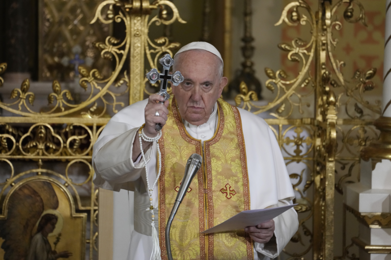 Pápežova obhajoba požehnávania homosexuálov zatiaľ veľmi nepresvedčila