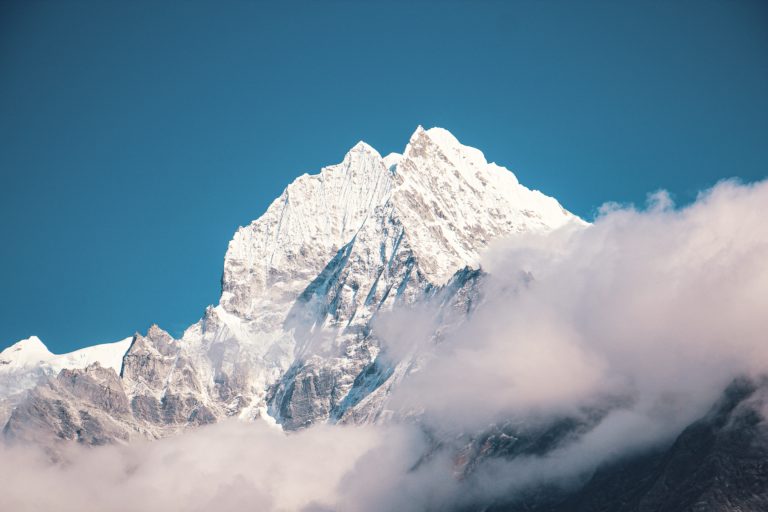 Mount Everest zažíva nápor. Nepál vydal rekordný počet povolení na výstup