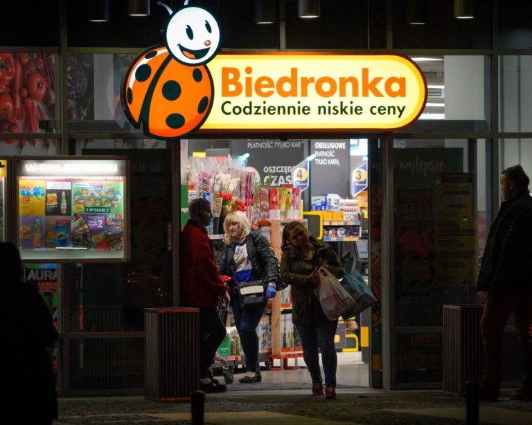V Poľsku klesajú ceny potravín vďaka obrovskému konkurenčnému boju Lidla a Biedronky