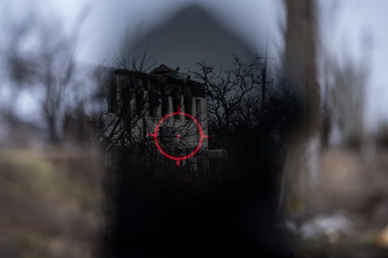 Ukrajinci trpia nedostatkom zbraní. Delostrelecké granáty už dostávajú na prídel