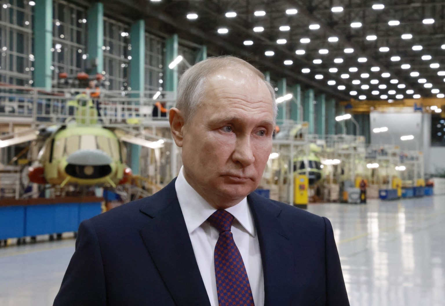 Vladimir Putin počas návštevy továrne na vrtuľníky v Ulan-Ude. Zdroj: Profimedia