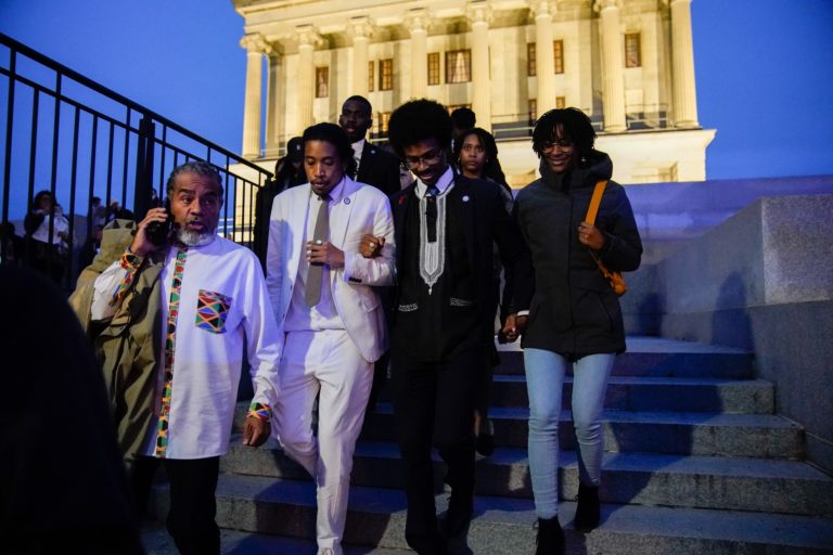 Republikáni v Tennessee vylúčili z parlamentu dvoch demokratov, ktorí organizovali protesty po streľbe v škole