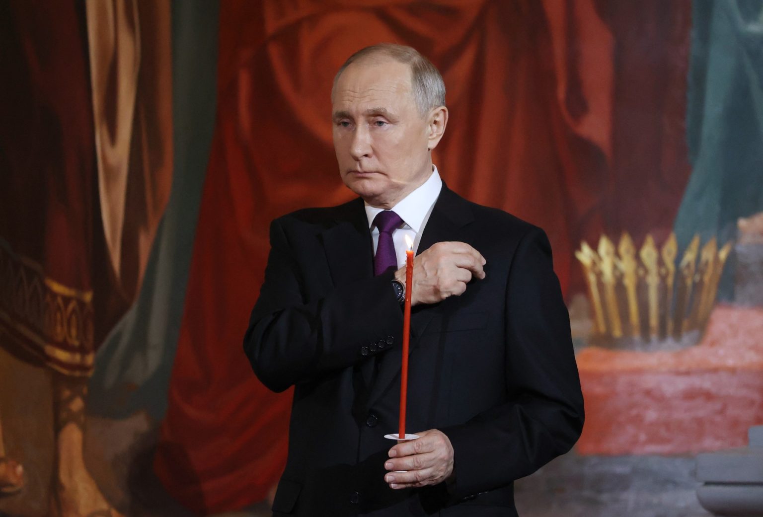 Prezident Putin počas návštevy chrámu na Veľkú noc. Foto: Profimedia.sk 