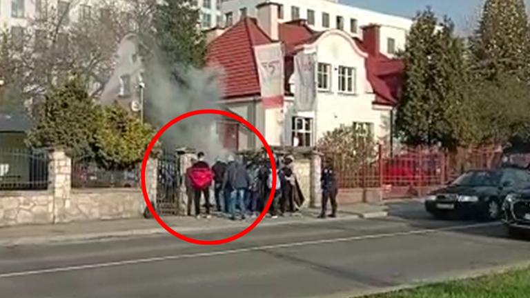 Pred generálnym konzulátom Ukrajiny v Krakove sa vo štvrtok podpálil 63-ročný Ukrajinec. Zdroj: Web PolsatNews.pl. 