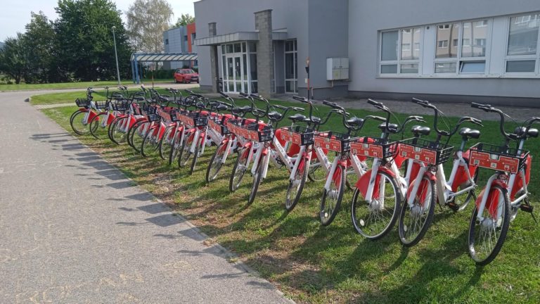 Trenčianska univerzita spúšťa ako prvá na Slovensku zdieľanie elektrobicyklov a skútrov