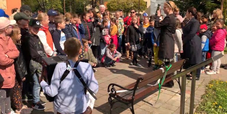 Netradičné lavičky oživili mestský park