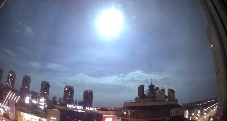 Video: Nad Kyjevom sa objavil tajomný záblesk. Zrejme šlo o meteorit