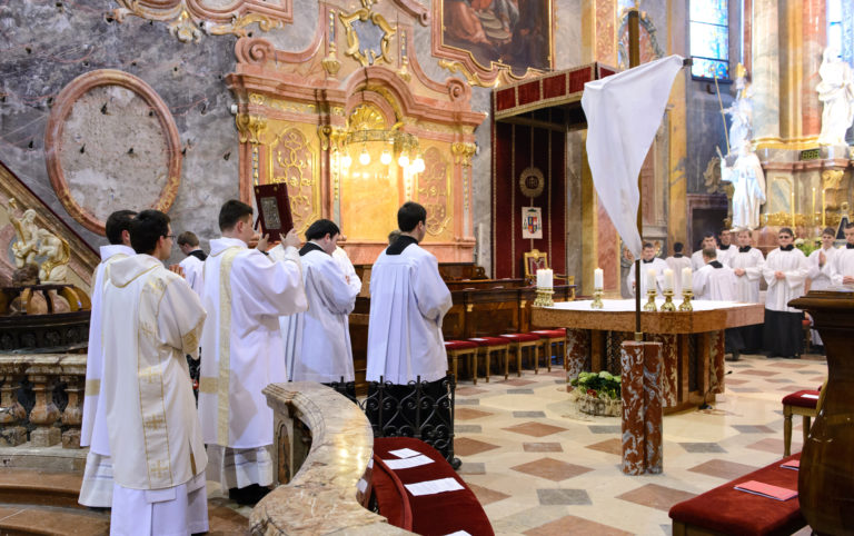 Omša svätenia olejov na Zelený štvrtok. Foto: Henrich Mišovič/TASR