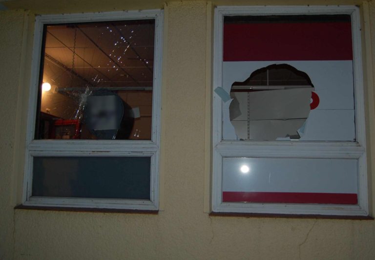 Dvojica mala poškodiť sklenenú výplň okna na predajni. FOTO: polícia