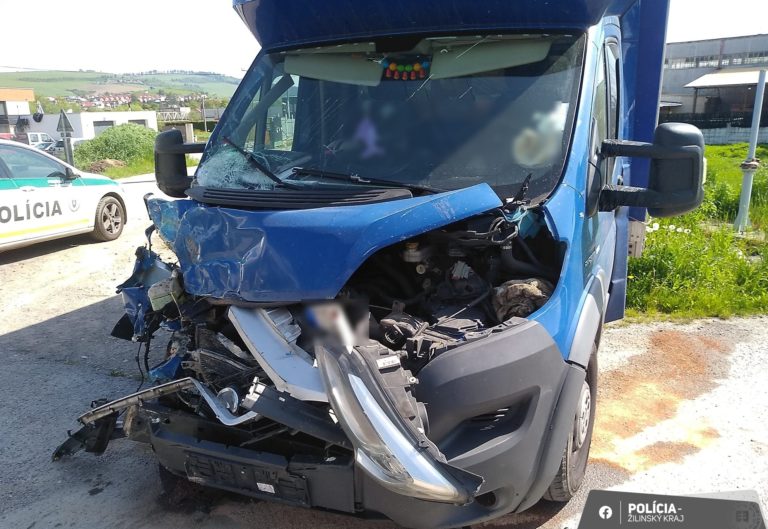 Nehoda na železničnom priecestí si vyžiadala našťastie ľahšie zranenie vodiča. FOTO: polícia
