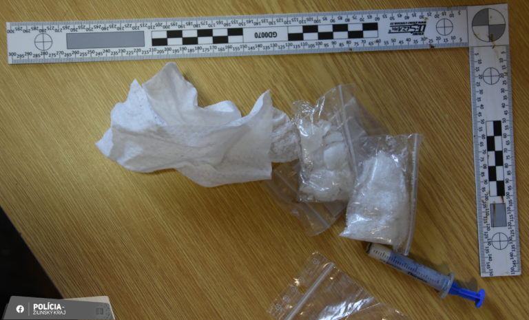 Od neznámej osoby si kúpil bielu kryštalickú látku. FOTO: polícia