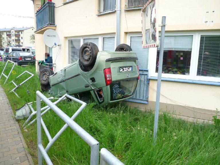 Desivá nehoda: Auto vrazilo do bytovky!