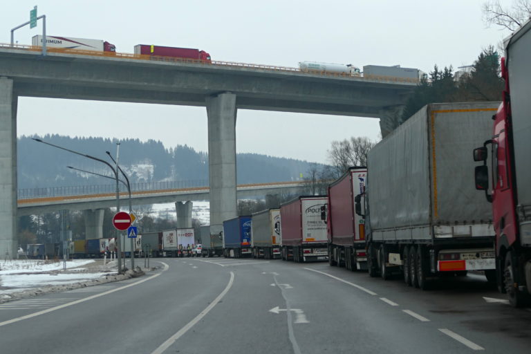 Kvôli odsúdenému novinárovi Poľsko zastaví nákladnú dopravu cez hranicu s Bieloruskom
