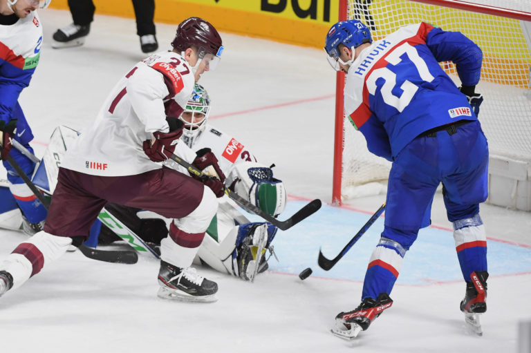 Hokej: Slováci budú na budúcoročných MS v B-skupine. V Ostrave si zahrajú aj s Lotyšmi, ktorí im tohto roku vyfúkli štvrťfinále