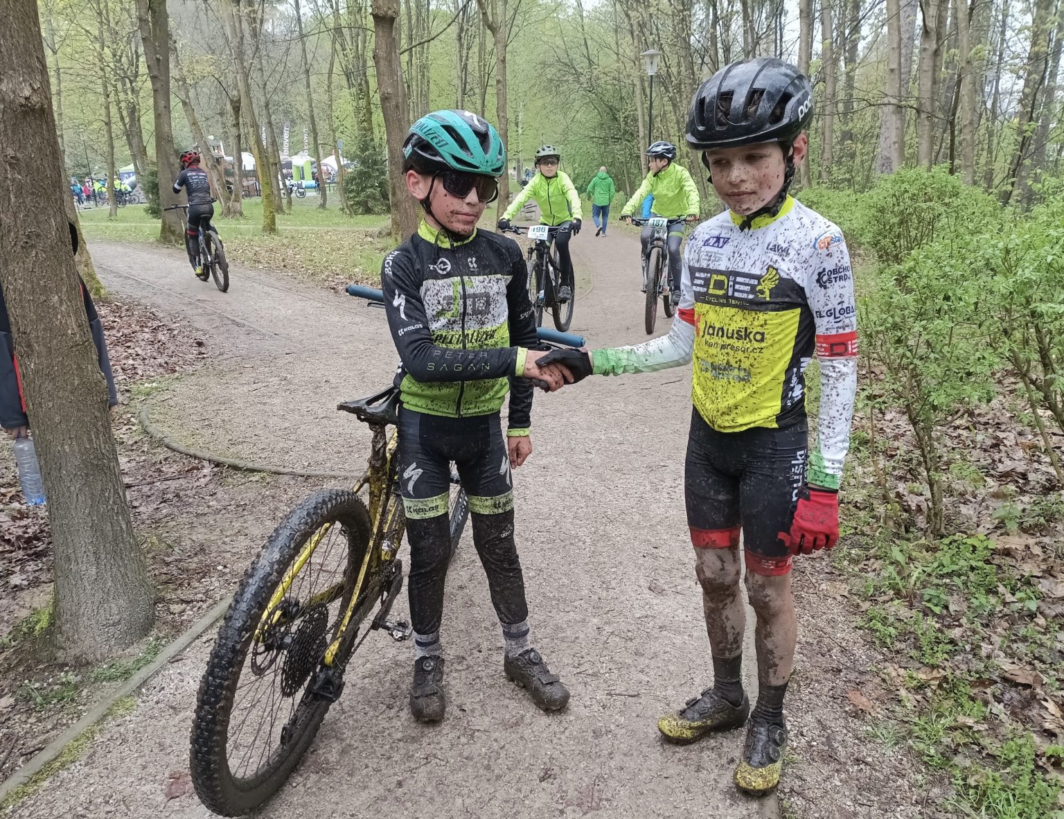 Už aj 10-roční cyklisti vedia, čo sa patrí. Foto: Ľubomír Chochula