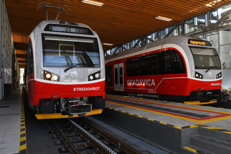 V Štrbe prerušili železničnú dopravu pre bombovú hrozbu vo vlaku RegioJet. Evakuovali aj spoj z Prahy do Humenného