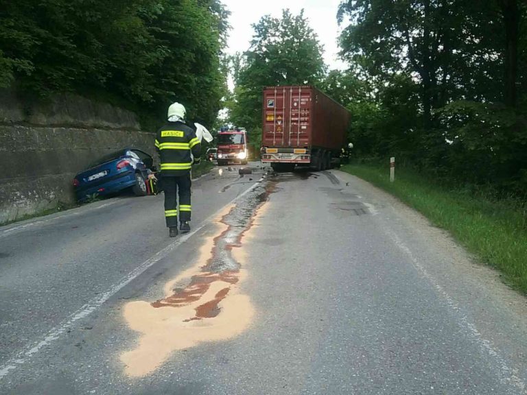 Osobné auto sa zrazilo s kamiónom. Hasiči poskytli vodičke prvú pomoc