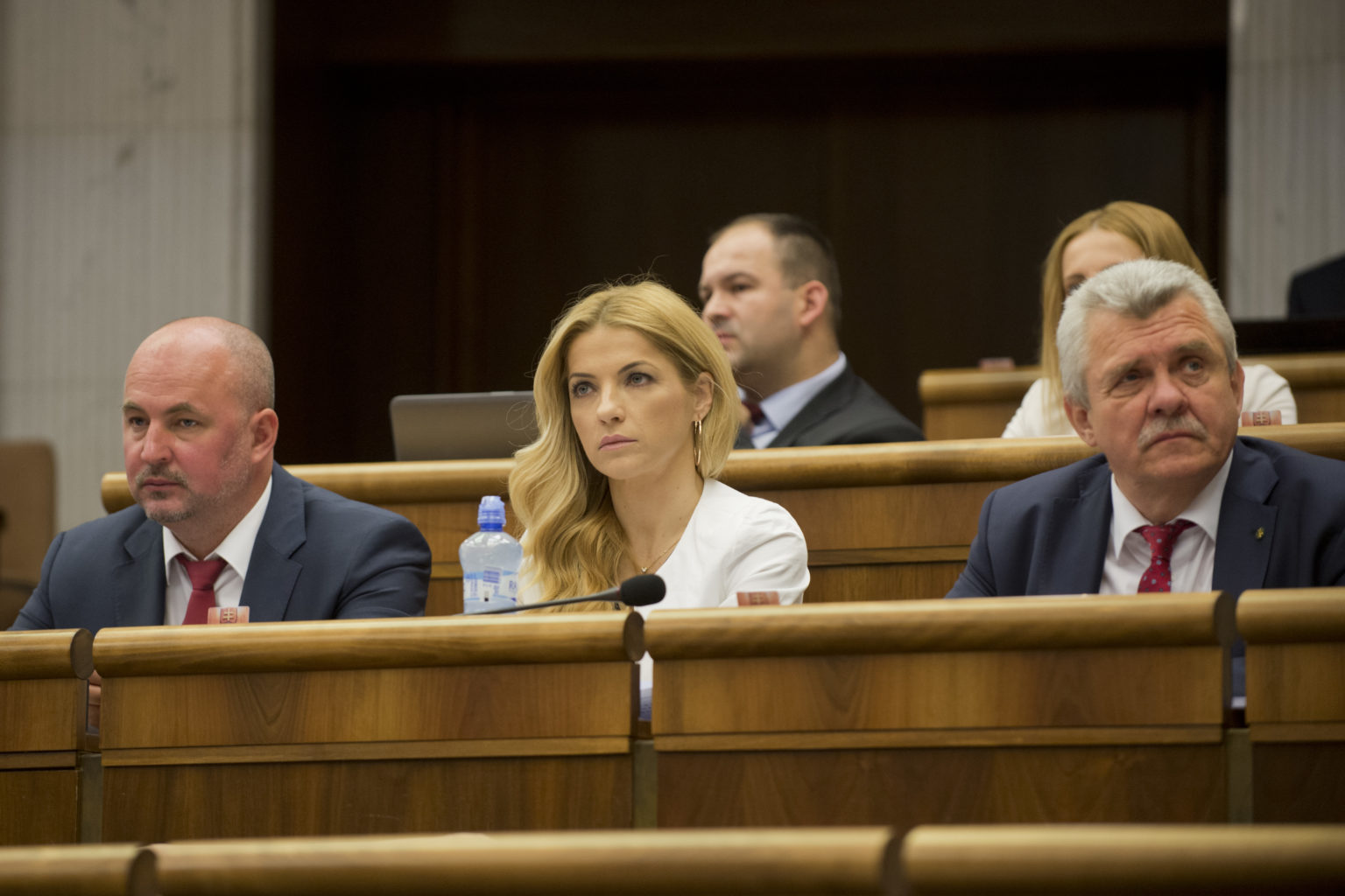 Na snímke zľava poslanci Rastislav Holúbek, Martina Šimkovičová a Peter Marček (všetci SME RODINA - Boris Kollár) počas 4. schôdze NR SR v Bratislave 17. mája 2016. Foto: Michal Svítok/TASR