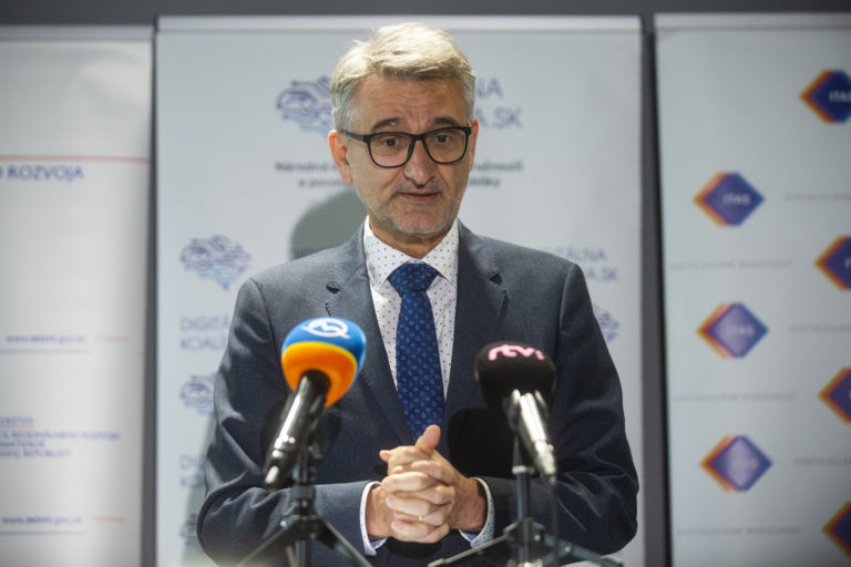 Na snímke vedúci zastúpenia Erurópskej komisie na Slovensku Vladimír Šucha  počas tlačovej konferencie pri príležitosti otvorenia 11. ročníka IT Fitness Testu 26. apríla 2022 v Bratislave. Foto: Jakub Kotian/TASR