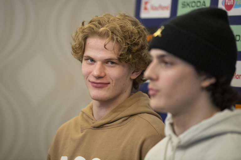 Kapitán slovenskej hokejovej reprezentácie do 18 rokov Maxim Štrbák a útočník Dalibor Dvorský. Foto: Michal Svítok/TASR