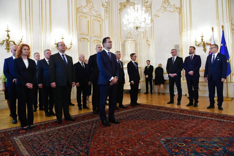 V popredí predseda vlády odborníkov Ľudovít Ódor stojí počas vymenovania novej vlády odborníkov v Prezidentskom paláci. Foto: Jaroslav Novák/TASR