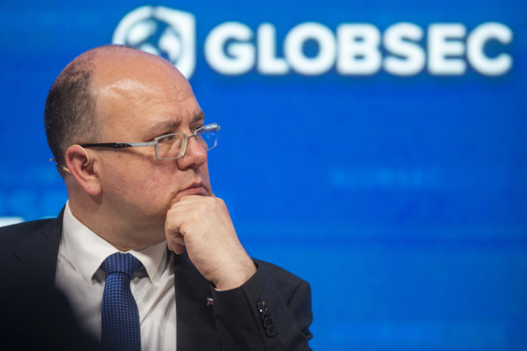 Wlachowský vraj rieši dodávky zbraní namiesto mieru. Maďarský rezort kritizuje nášho ministra