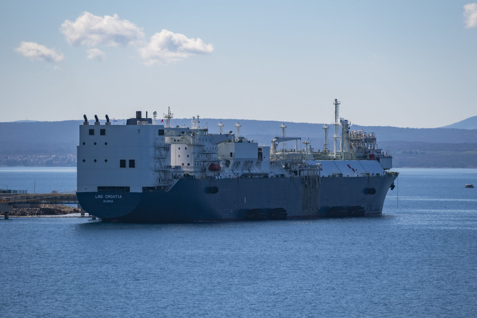 Tanker so zemným plynom v LNG termináli na chorvátskom ostrove Krk v meste Omišalj 18. marca 2023. Foto: Jaroslav Novák/TASR