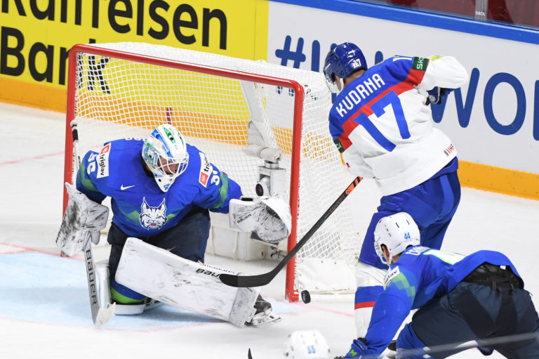 Na snímke uprostred Andrej Kudra (Slovensko) a vľavo brankár Luka Gračnar (Slovinsko) v zápase B-skupiny Slovinsko - Slovensko na 86. Foto: Martin Baumann/TASR