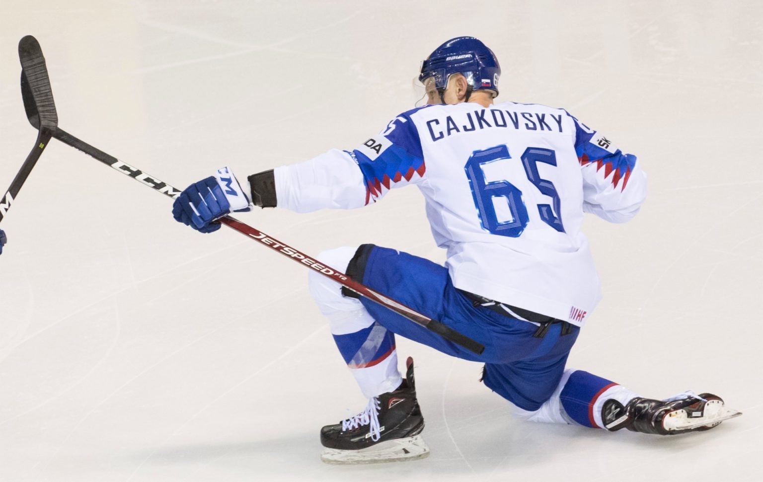 Náš úspešný olympionik a reprezentant Michal Čajkovský si tento rok reprezentačný dres neoblečie. V KHL zostáva aj ďalšie dva roky. Foto: M. Baumann/TASR