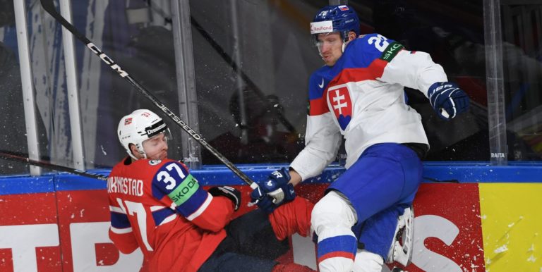 Na snímke sprava Richard Pánik a Nór Markus Vikingstad v zápase Slovensko - Nórsko. Foto: Martin Baumann/TASR
