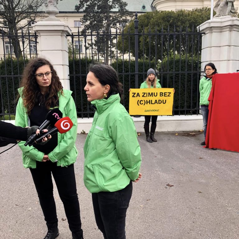 Zradcovia prírody. Aktivisti z organizácie Greenpeace oblepili fóliami s nápismi sídla politických strán