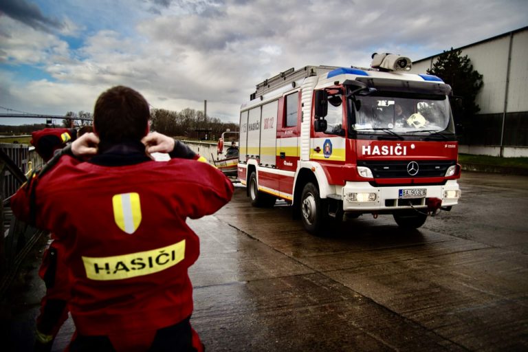 Búrka narobila škody v Bardejove, zasahujú hasiči