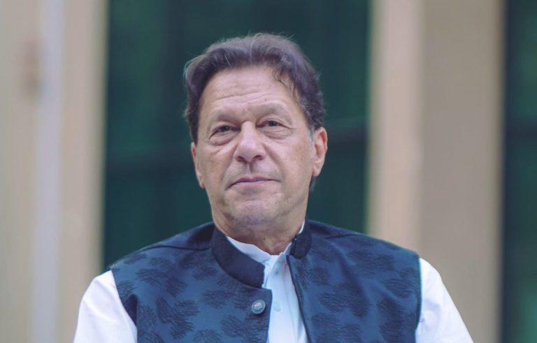 Pakistan: Po zhromaždení expremiérovej strany dav zlynčoval muža. Vraj sa rúhal