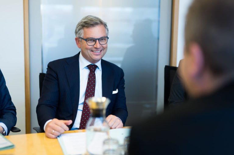 Rakúsky minister financií zvažuje zastropovanie cien vybraných potravín