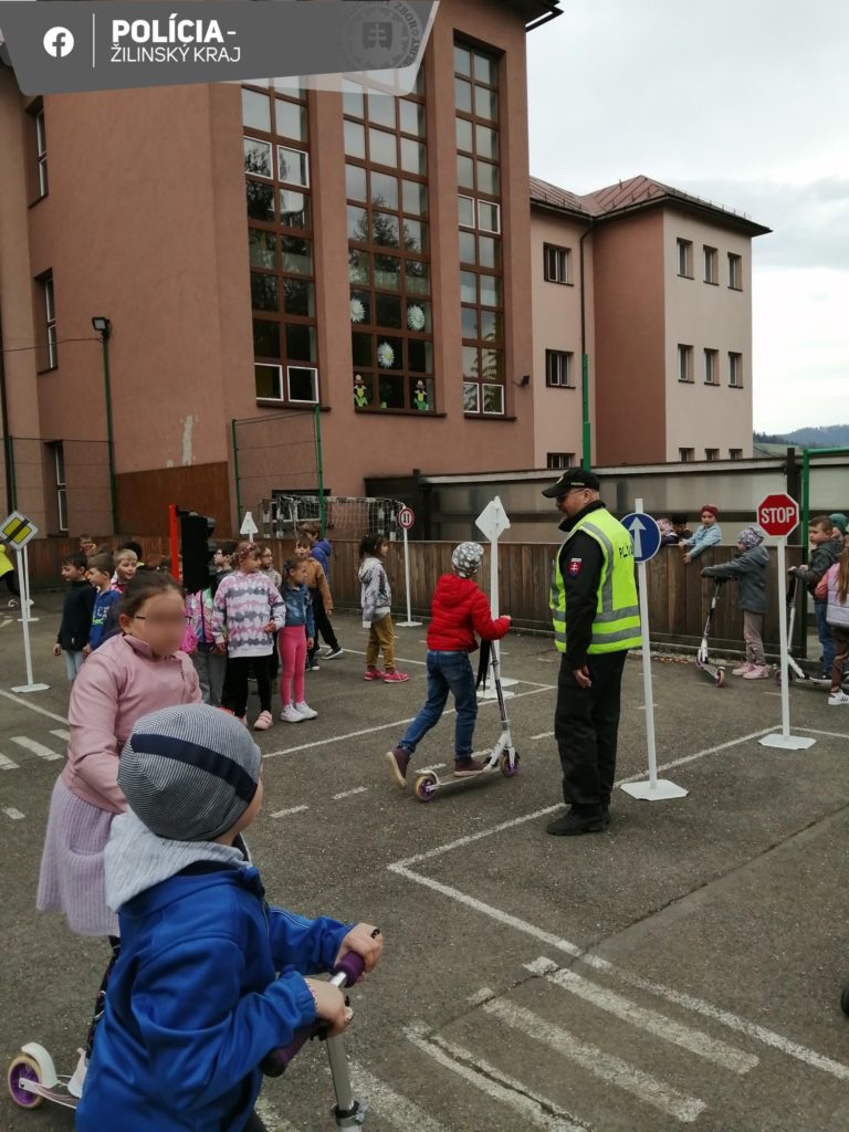 Deťom vysvetlili ako sa bezpečne správať na bicykli, ale hlavne ako sa správať na ceste ako chodec. Foto: polícia