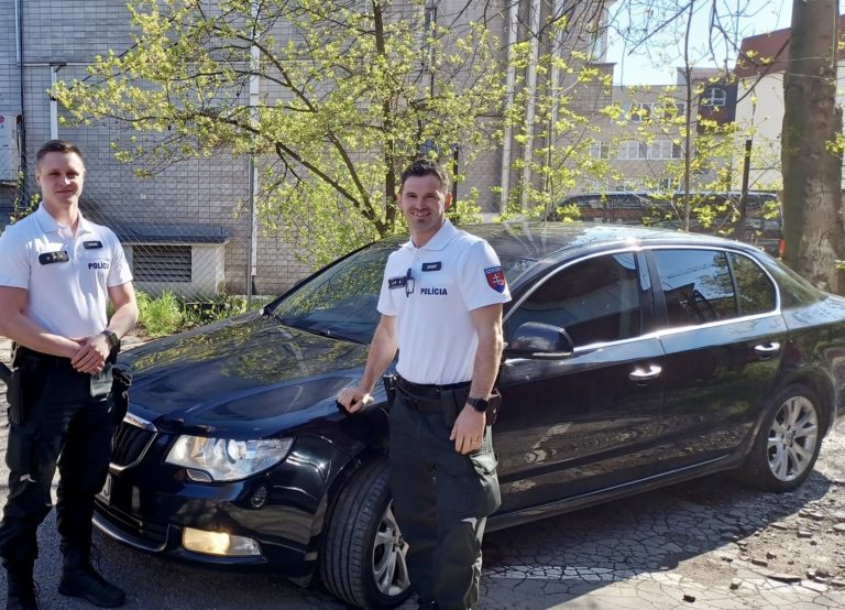 Títo policajti si plnili iba svoje úlohy, no za ich ľudský prístup im bolo doručené poďakovanie. Foto: KR PZ Žilina
