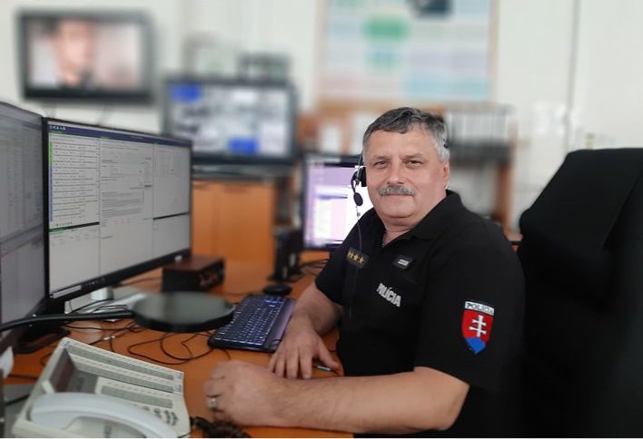 Najdlhšie slúžiaci policajt v Trenčianskom kraji odišiel do dôchodku. Kolegovia mu poslali dojímavý odkaz