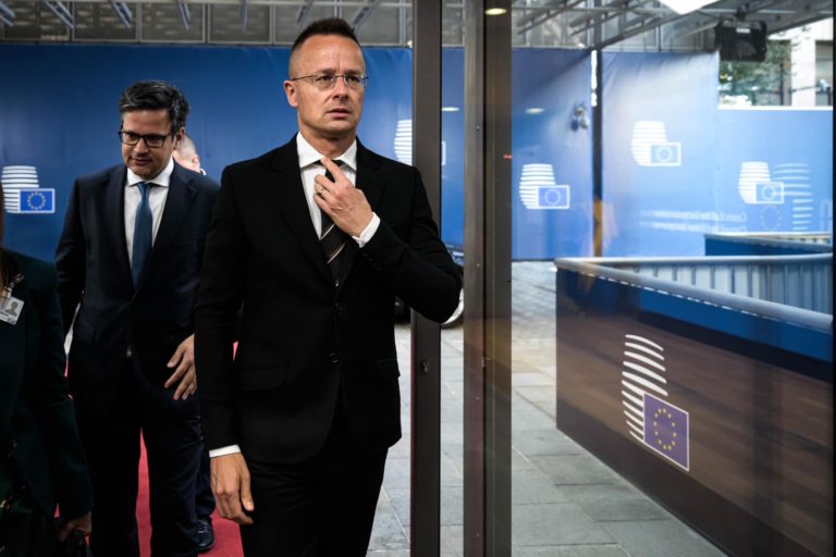 Čína nie je hrozba, ale štát, s ktorým sa dá výhodne spolupracovať, oponuje EÚ Szijjártó