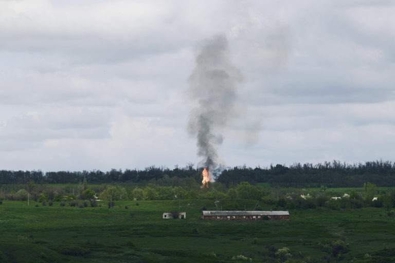 Dym stúpa k oblohe počas bojov medzi ukrajinskou a ruskou armádou neďaleko mesta Bachmut. Foto: TASR/AP