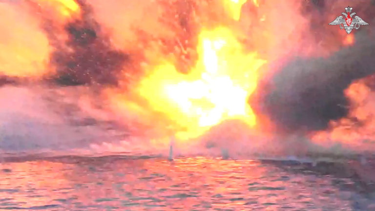 Ukrajina vraj poškodila ruskú vojenskú loď, no Rusi to popreli. Obe strany ukázali videá