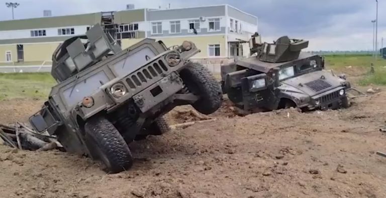 Na videosnímke ruského ministerstva obrany sú poškodené obrnené vojenské vozidlá po bojoch v západnej časti ruskej Belgorodskej oblasti v utorok 23. mája 2023. Foto: TASR/AP