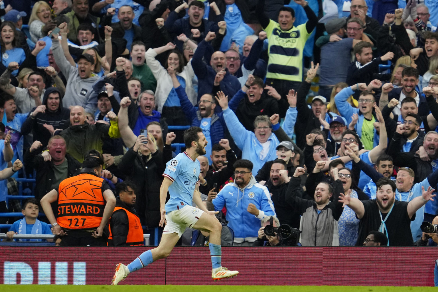 Portugalský stredopoliar Manchestru Bernardo Silva oslavuje svoj druhý gól v odvete semifinále Ligy majstrov vo futbale Manchester City - Real Madrid. Foto: TASR/AP