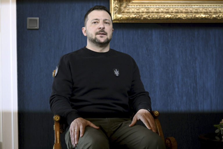 Ukrajinský prezident Volodymyr Zelenskyj sedí počas stretnutia s fínskym prezidentom Saulim Niinistöm v Helsinkách v stredu 3. mája 2023. Foto: TASR/AP